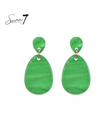 Groene oorhangers met een ovale hanger