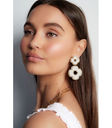 Zwarte kralen oorhangers in de vorm van 2 bloemen en een heldere strass rand