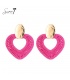 Roze harten oorhangers met een goudkleurig oorstukje