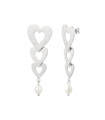 Zilverkleurige oorhangers met 3 hartjes en een parel
