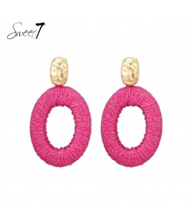 Fuchsia roze koord oorhangers met een goudkleurig oorstukje van Sweet 7