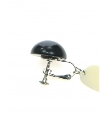 Beige bloemen oorclips met een zwart oorstukje