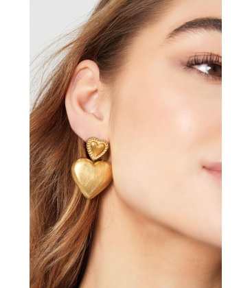 Goudkleurige oorbellen met twee hartjes en gedraaid detail 