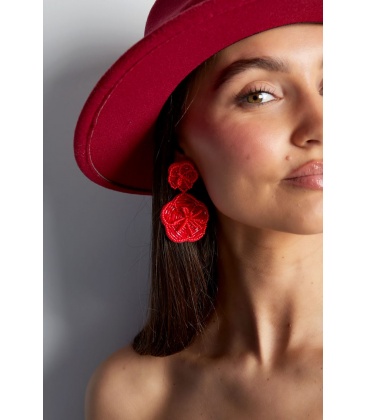 Zwarte oorhangers in de vorm van 2 bloemen