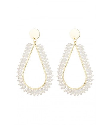 Witte glas kralen oorhangers met een goudkleurig oorstukje