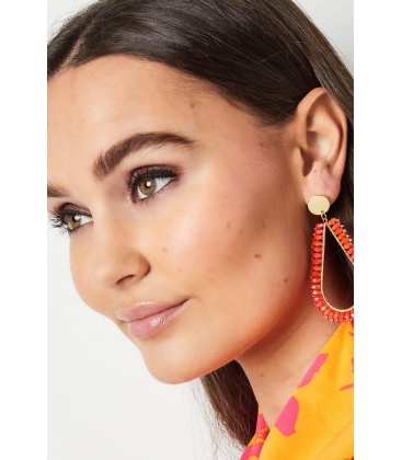 Witte glas kralen oorhangers met een goudkleurig oorstukje