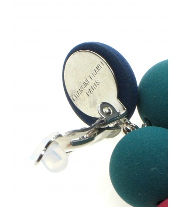 Gekleurde kralen oorclips met een effen blauw oorstukje