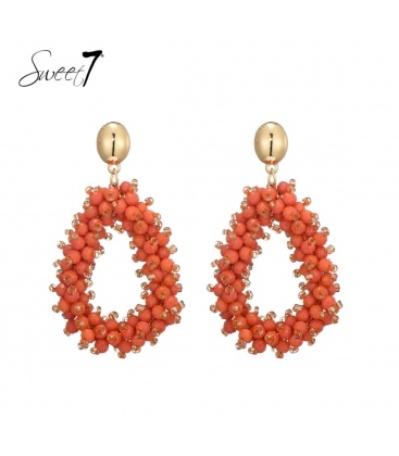 Koraal rode oorhangers met een goudkleurig oorstukje