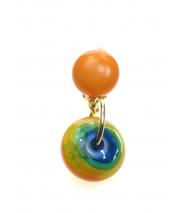 Oranje gekleurde oorclips met een goudkleurige ring en een effen oranje oorstukje