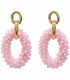 Roze glaskralen oorhangers met een goudkleurige ring en oorstukje