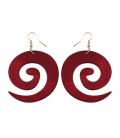 Rode houten oorhangers in de vorm van een spiraal