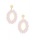 Luxe roze glas kralen oorhangers met goudkleurig oorstukje | Yehwang Fashion