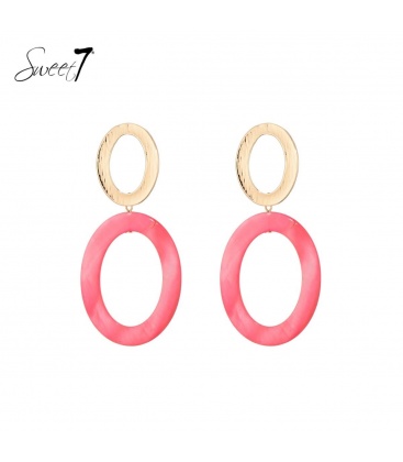 Roze ovale oorhangers met een open goudkleurig oorstukje