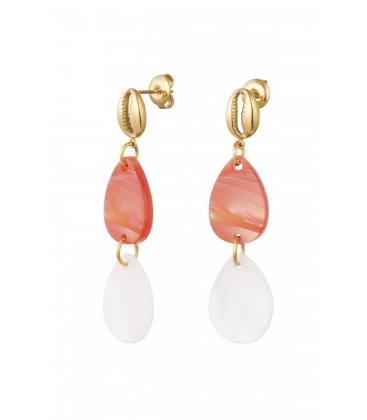 Rood, witte oorhangers met een goudkleurige oorstukje in de vorm van een schelp