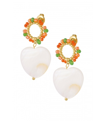 Gekleurde kralen oorhangers met als bedel een wit hart