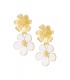 Elegante Oorhangers met Goudkleurige en Witte Bloemaccenten