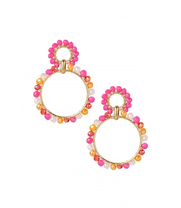 Goudkleurige oorhangers met roze gekleurde glas kralen