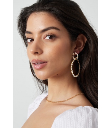 Blauw gekleurde oorhangers met glas steentjes rondom