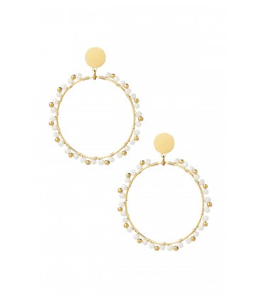Goudkleurige ronde oorhangers met witte kraaltjes