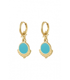 Goudkleurige oorhangers met ster en een blauwe bedel