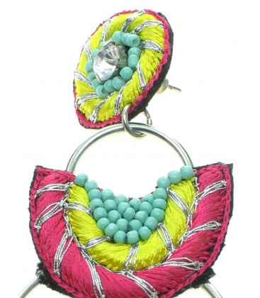 Prachtige gekleurde oorhangers met kleine kraaltjes, koord en franje