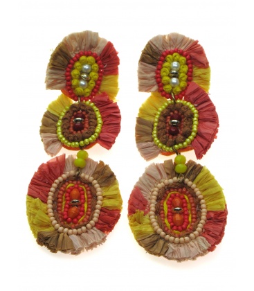 Gekleurde oorhangers met kleine kralen, koord en raffia