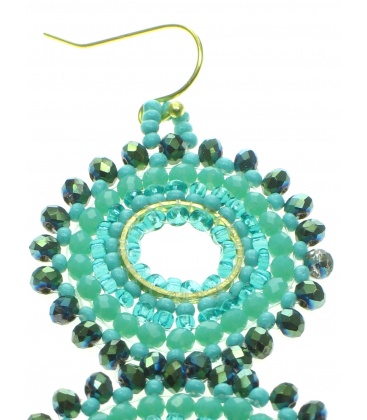 Turquoise oorhangers met verschillende kleuren glaskralen