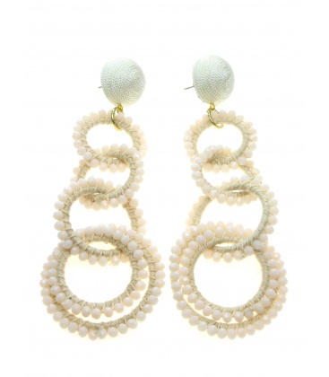 Crèmekleurige oorhangers met glaskralen en draad