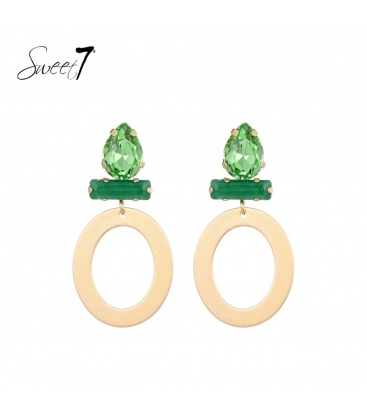 Goudkleurige oorhangers met groene glas steentjes