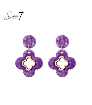 Paarse klaver vier oorhangers met een goudkleurige rand in het midden