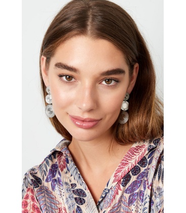 Goudkleurige oorhangers met 3 bewerkte rondjes