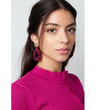 Rode ovale oorhangers met een goudkleurige oor stukje als een hartje