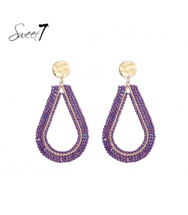 Paarse oorhangers met meerdere rijen glaskralen 