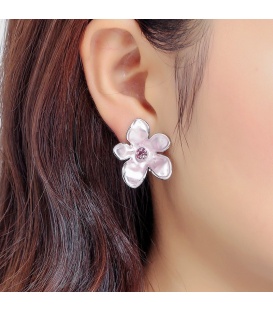 Roze bloemvormige oorclips met stras steentje