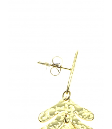 Goudkleurige oorhangers in de vorm van een blad en een bewerkt motief