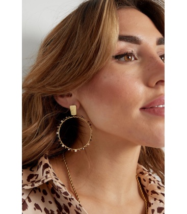 Goudkleurige oorhangers met gekleurde kristallen kraaltjes