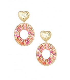 Rode oorhangers met glas kralen en een goudkleurig hart