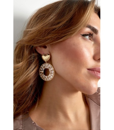 Rode oorhangers met glas kralen en een goudkleurig hart