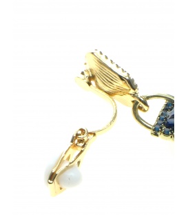 Blauwe oorclips met print en een strass rand om de hanger