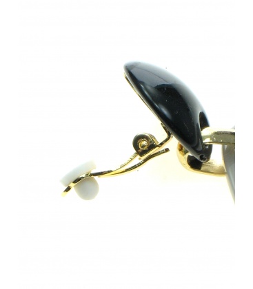 Grijze oorclips met een zwart oor stukje en ruitvormige hanger