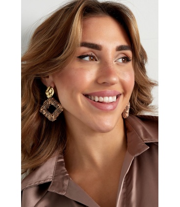 Zwart gekleurde oorhangers met een goudkleurig oor stukje