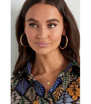 Zilverkleurige halsketting met een hanger als klavertje vier