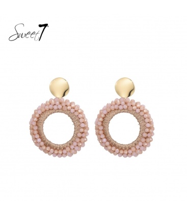 Roze glas kralen oorhangers met koord en een goudkleurig oor stukje