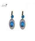 Witte ovale oorhangers met blauwe steentjes