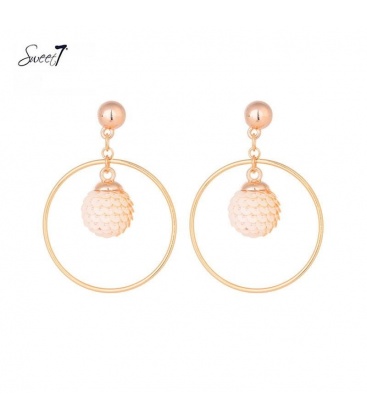 Goudkleurige oorbellen met ronde hanger en bolletje met oranje pailletten