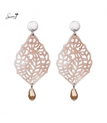 Bruin gekleurde oorhangers met een kraal en een zilverkleurig oor stukje