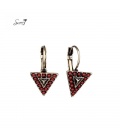 Rode oorhangers in de vorm van een driehoek