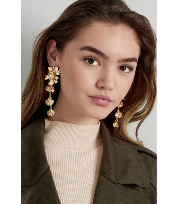 Zilverkleurige bloemen oorhangers met een acryl pareltje