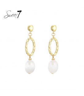 Goudkleurige oorhangers met een witte kraal