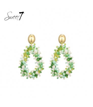 Groen gekleurde oorhangers goudkleurig oor stukje